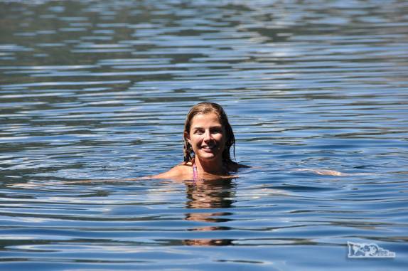 A Ana nas águas geladas do lago Fila Hua Hum, no parque Lanin, região de San Martín de Los Andes, na Argentina